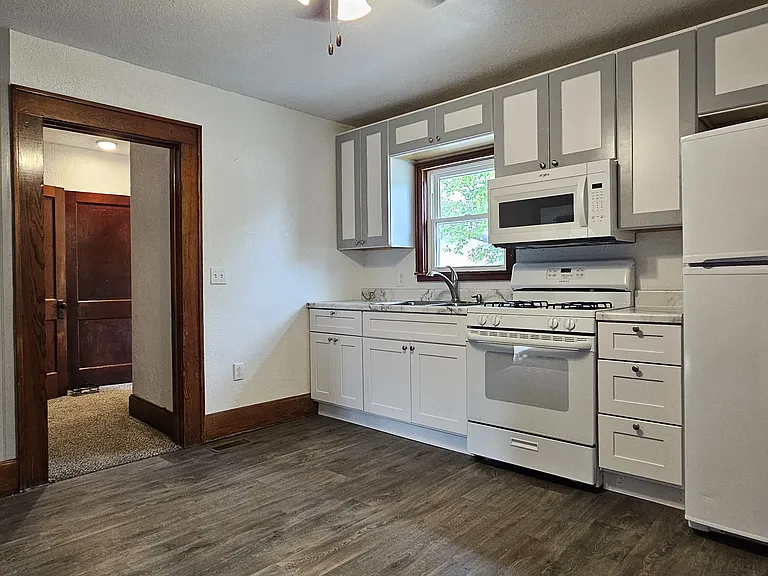 216 W 4th St — Photo 12