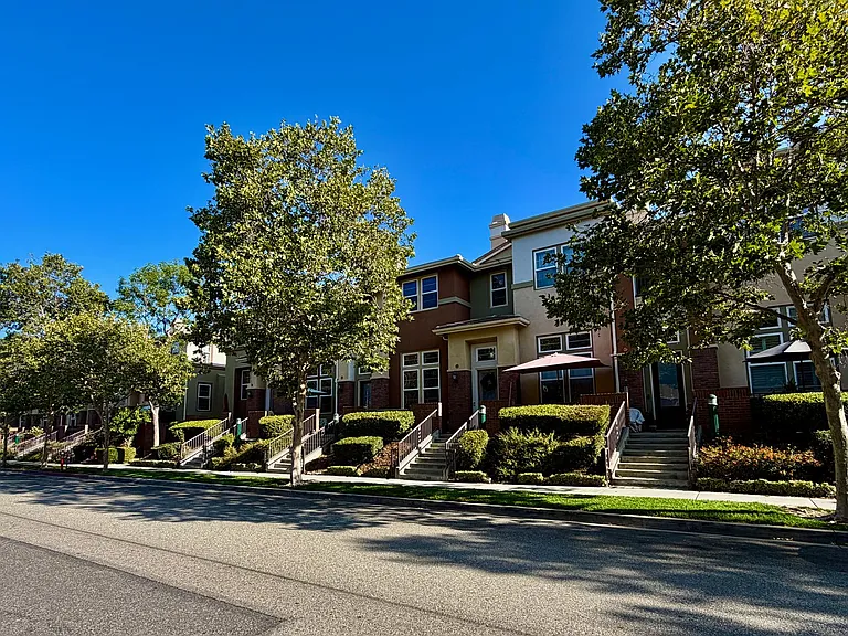 628 W 1st St — Photo 32