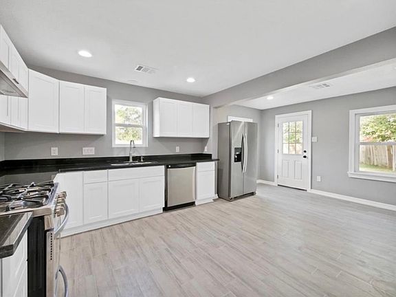 3rd image of 3811 Beggs St #1