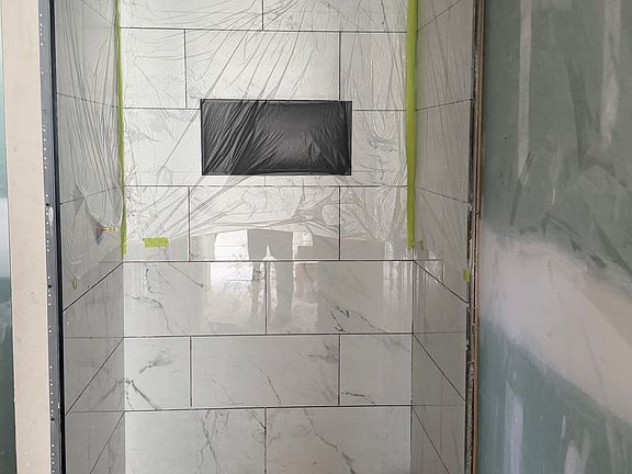 4th image of 823 W 40th St