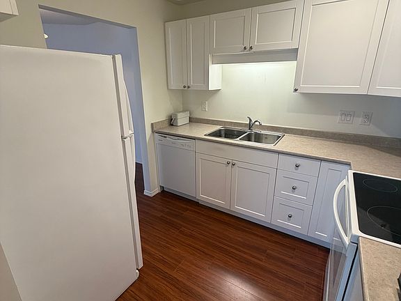 4th image of 2915 Glen Dr #306