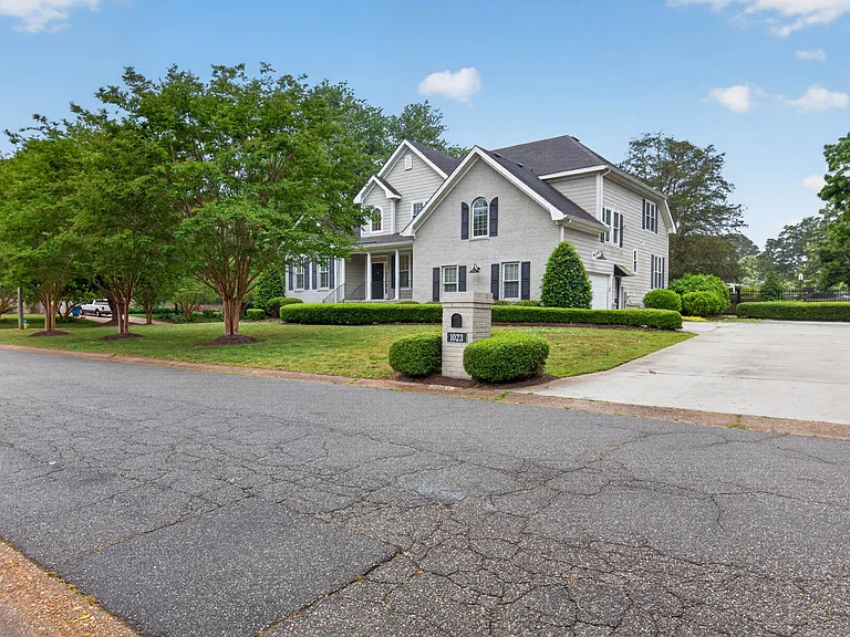 1023 Caton Dr — Photo 4