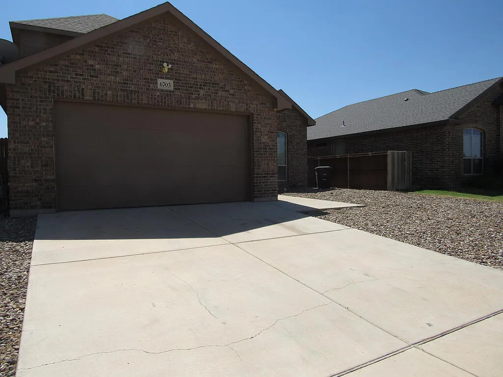 4 bed, 2.5 bath, 2513 sqft, $3,500 — Photo 2
