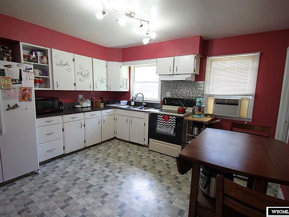 5th image of 910 Sierra Dr