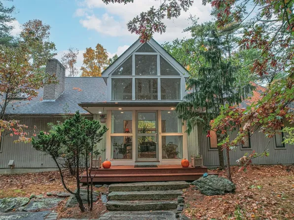 34 Whitcomb Rd, Bolton, MA 01740