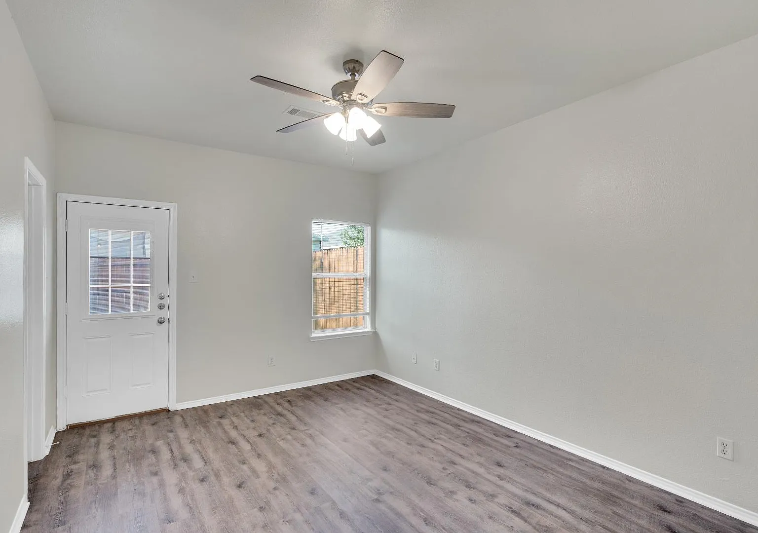 990 Sierra Vista Ct — Photo 4