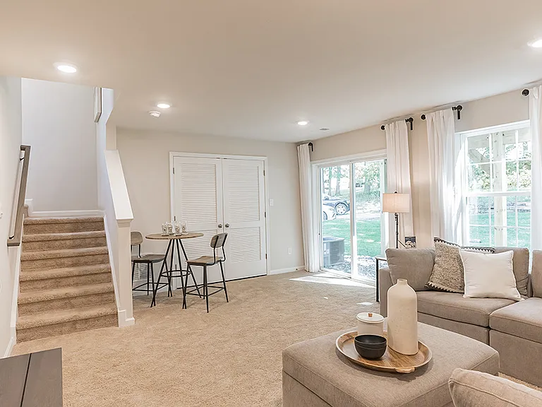 515 N Palace Dr — Photo 2