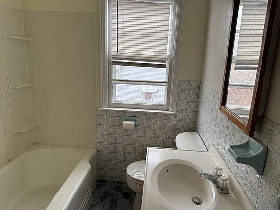4th image of 2414 Michigan Ave Unit 2