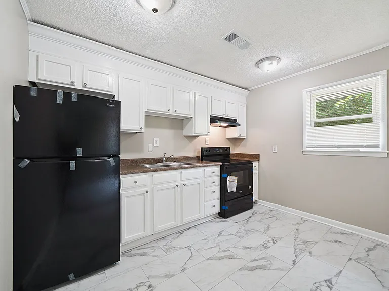569 Lawton St SW — Photo 16