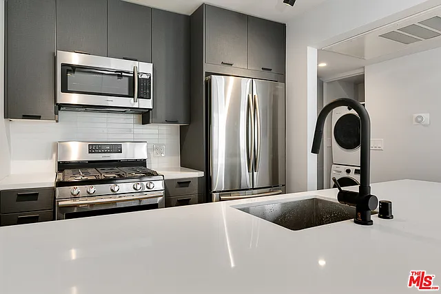 1 bed, 1.5 bath, 700 sqft, $3,695 — Photo 4