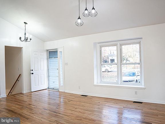 4th image of 204 Coldspring Dr