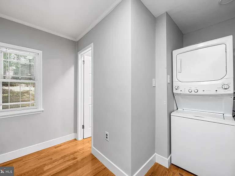 1011 W 5th St — Photo 10