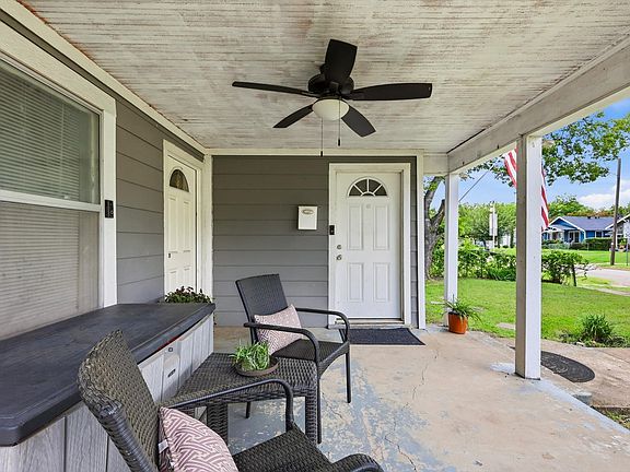 3rd image of 2518 Gladstone Dr
