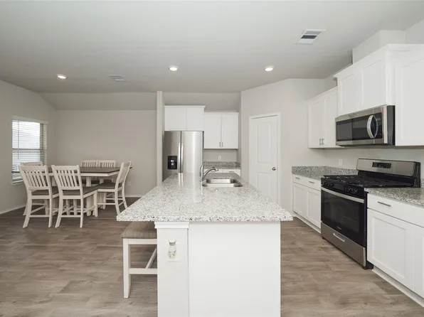 2407 Divot Ln, Navasota, TX 77868