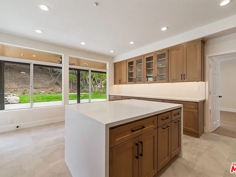 18500 Saint Moritz Dr — Photo 17