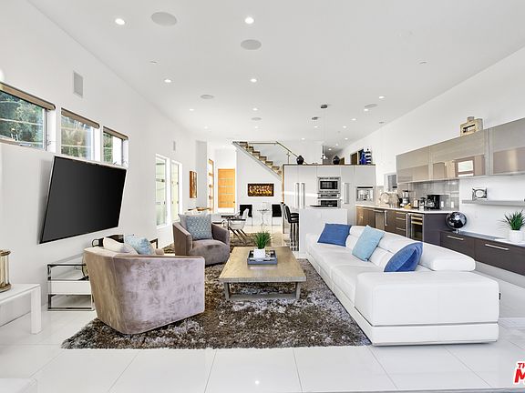 3rd image of 1544 N Doheny Dr