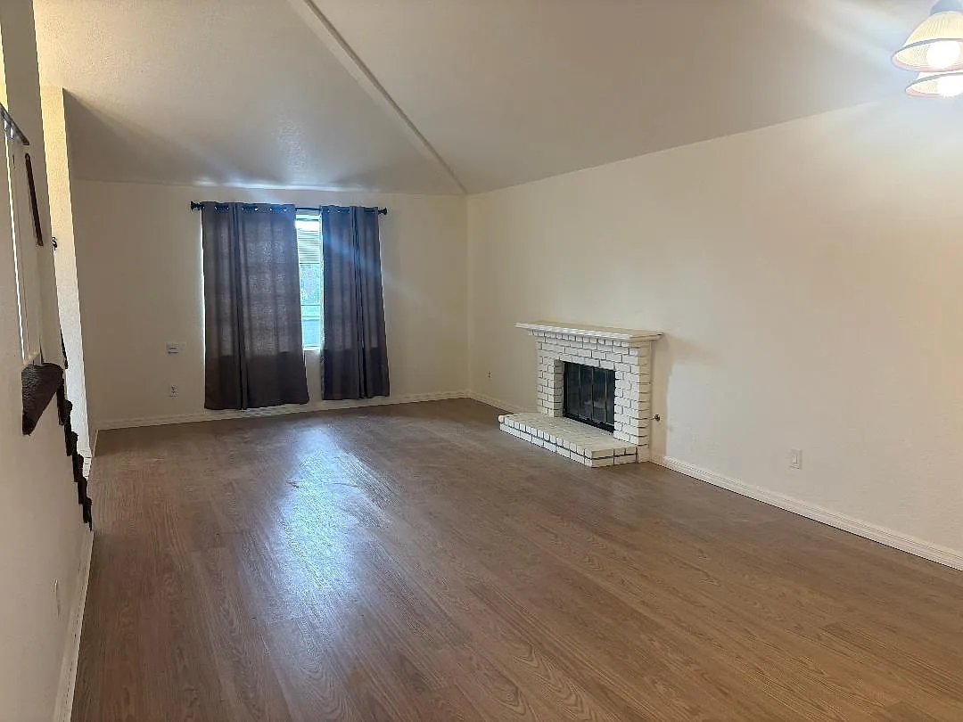 4 bed, 2034 sqft, $3,400 — Photo 3
