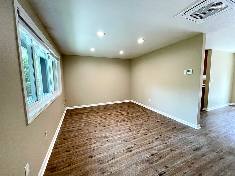 1409 E State St — Photo 3