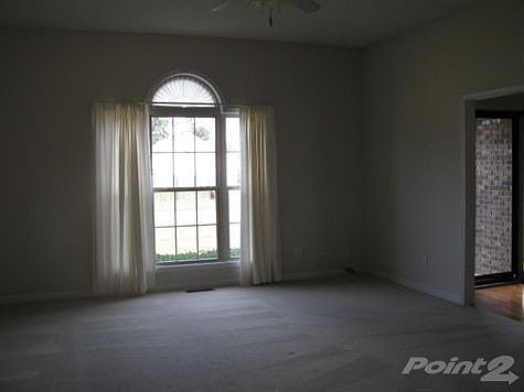 Great Room w/10' Ceiling & Gas Log Fireplace