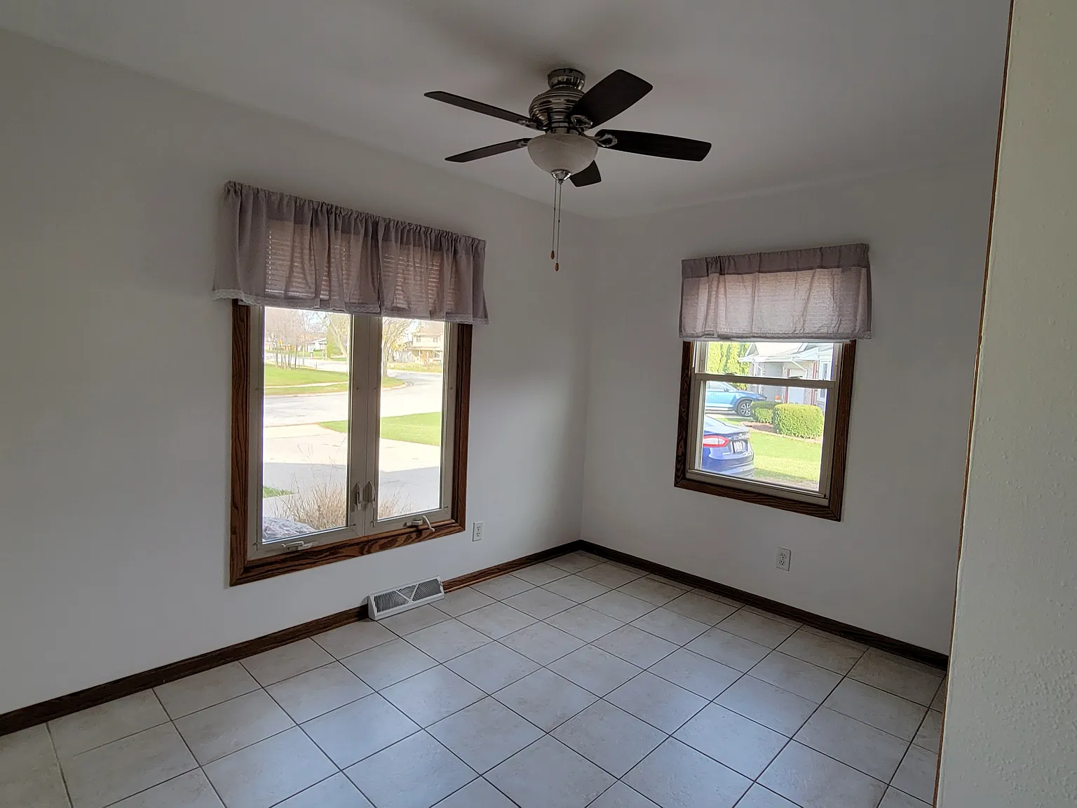 8233 Imperial — Photo 3