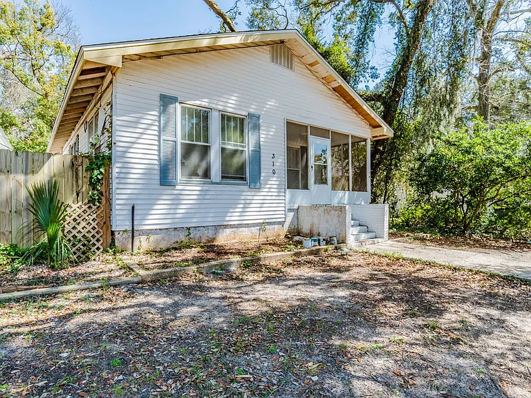 310 Stanley Ave — Photo 2
