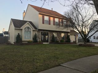 12 Sweetbriar Dr, Sicklerville, NJ 08081