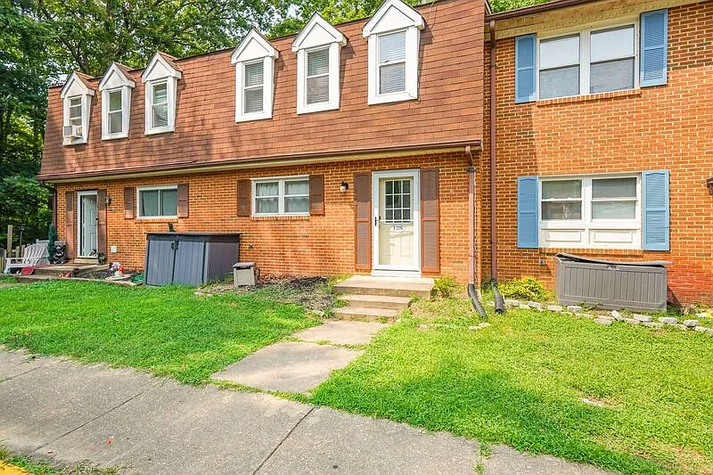 3 bed, 2.5 bath, 1740 sqft, $2,350 — Photo 2