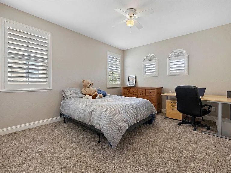 4930 Village Green Dr — Photo 32