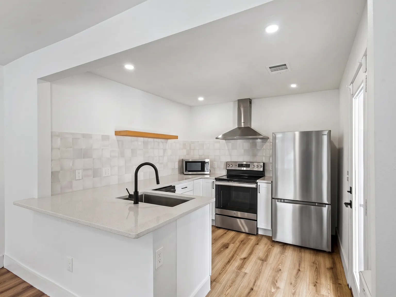 2 bed, 868 sqft, $1,625 — Photo 3