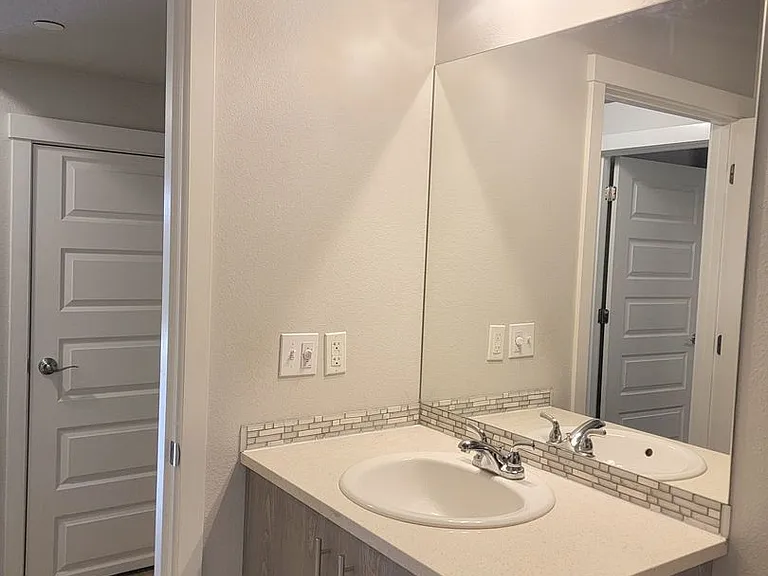 J0459 - Stafford St. Apartments — Photo 28