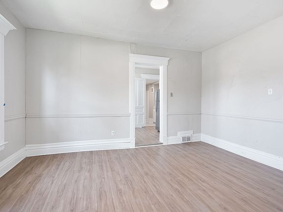 5th image of 2007 College St #17574949