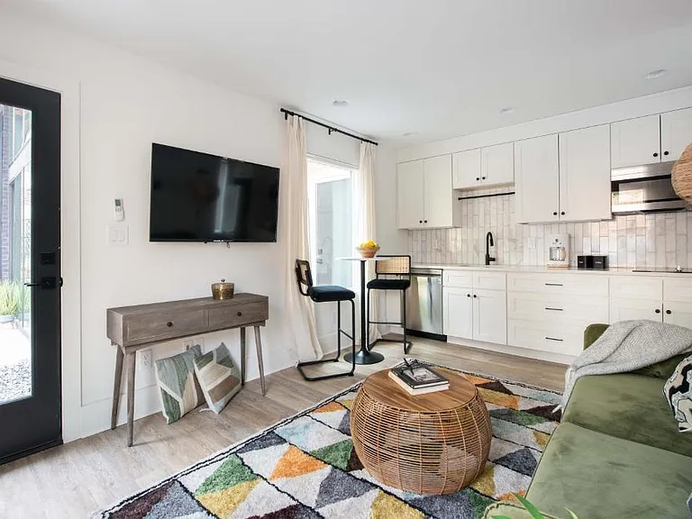 542 Boulevard Pl NE #C — Photo 6