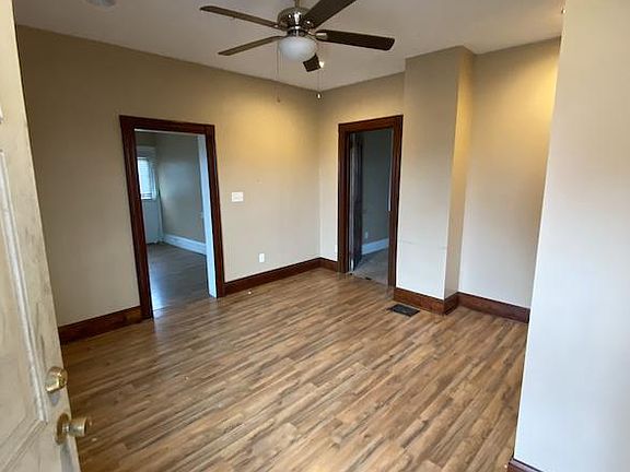 Main Living room (Door Left to Kitchen, Door Middle Bedroom 1)