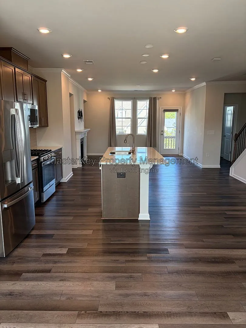 4 bed, 3.5 bath, 2156 sqft, $2,495 — Photo 3