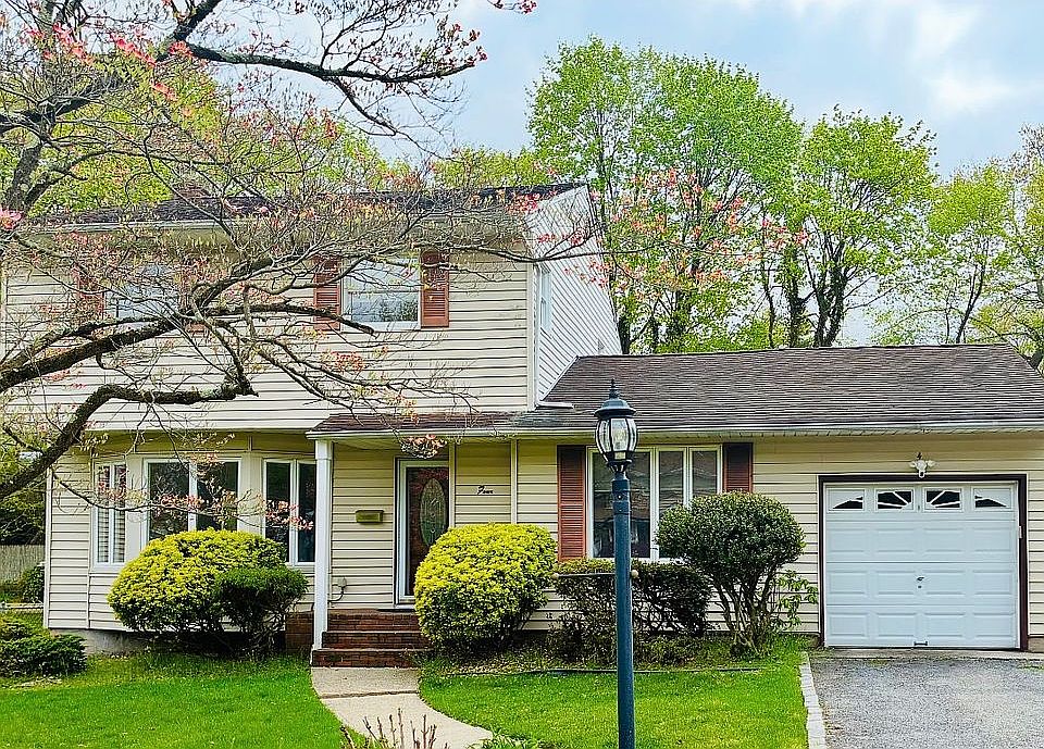 1st image of 4 Somerset Dr