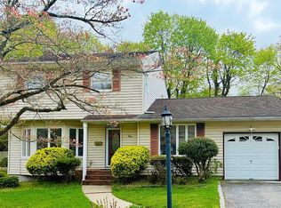 4 Somerset Dr, Commack, NY 11725