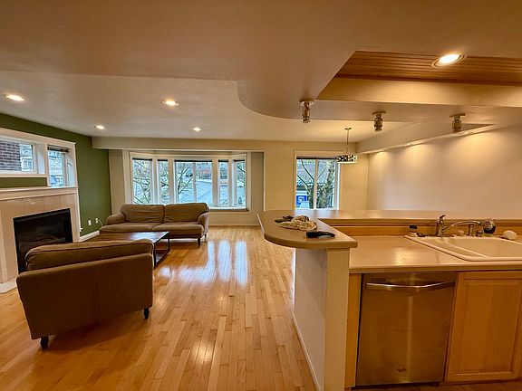 3rd image of 1629 Queen Anne Ave N APT 202