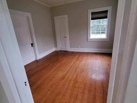 4th image of 202 E Ratcliff St