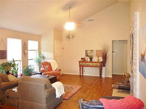 4th image of 215 Lone Pine Ct