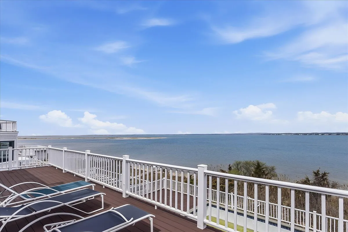 Bayfront Post-Modern Gem on Dune Road — Photo 3