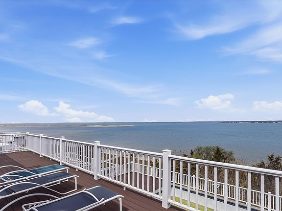 3rd image of 672 Dune Rd