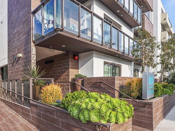 Front Entrance of Kings 126 by Wiseman