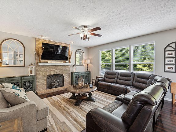 5th image of 1295 Lancashire Dr
