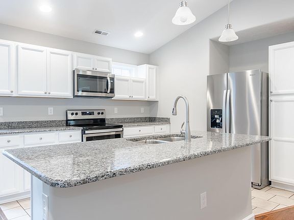 4th image of 2215 Glade Dr SE