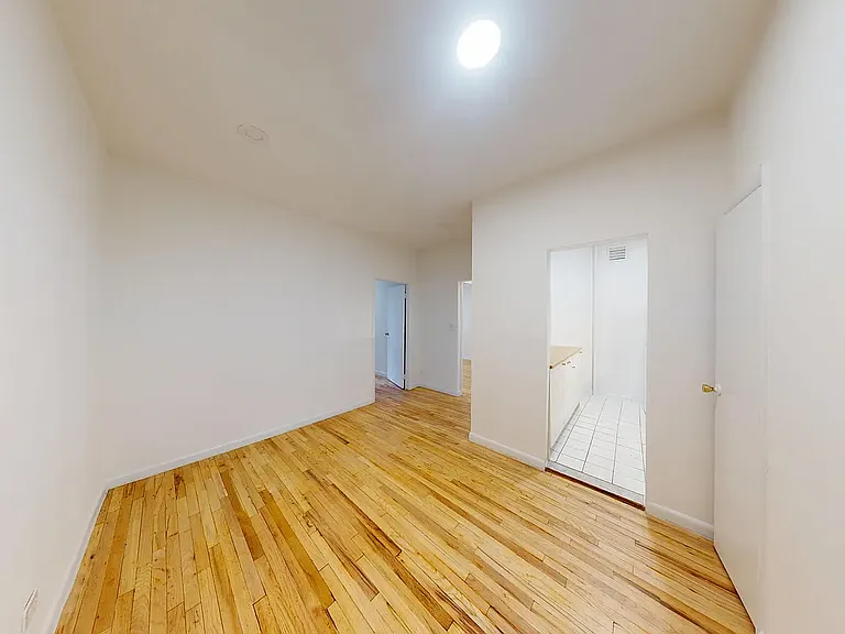 300 1/2 E 65th St #2D — Photo 4