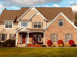 7050 Country Ln, Chagrin Falls, OH 44023