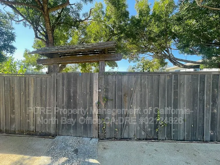 1521 E Madison St — Photo 17