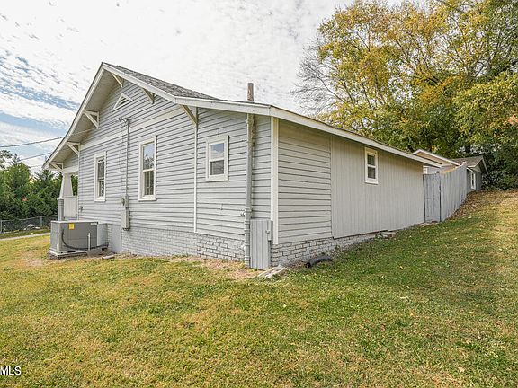 5th image of 1027 Dinwiddie St