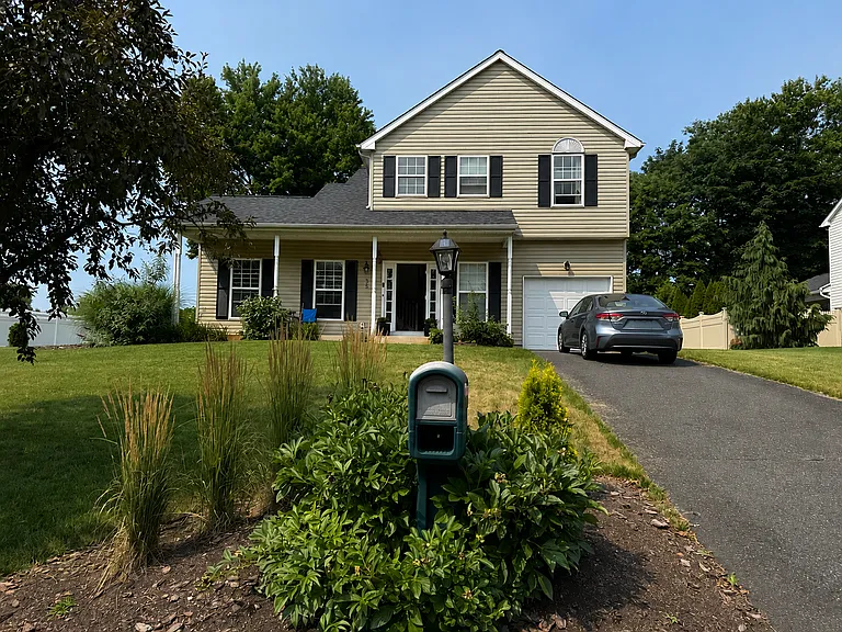 35 Lois Ln — Photo 4