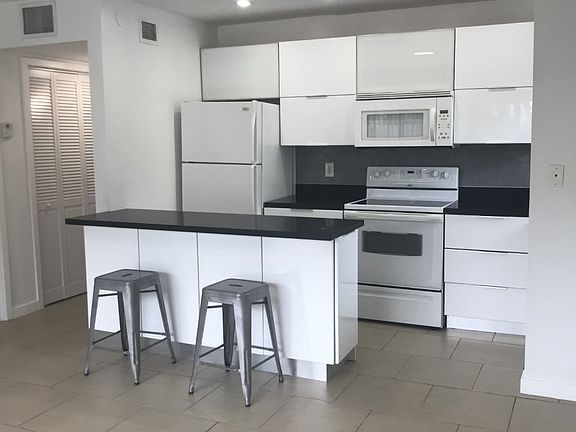 3rd image of 2830 NE 30th Pl APT 12